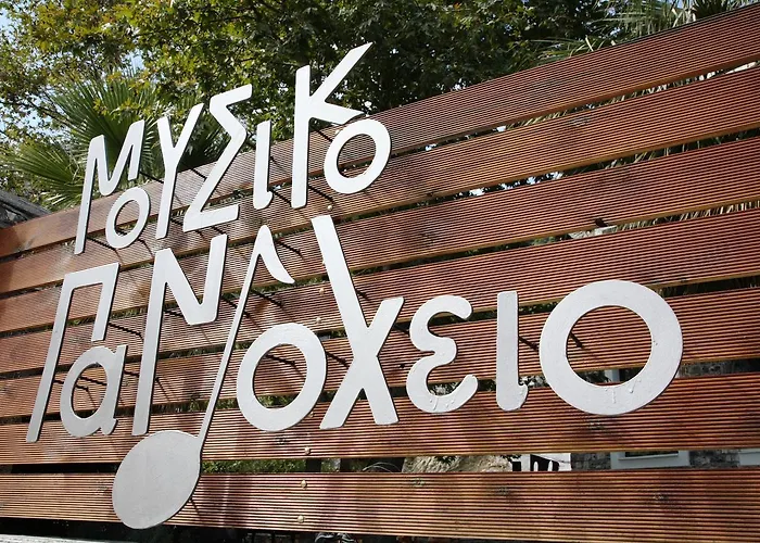 Mousiko Pandoxeio Hotel Steni Dhirfios photo